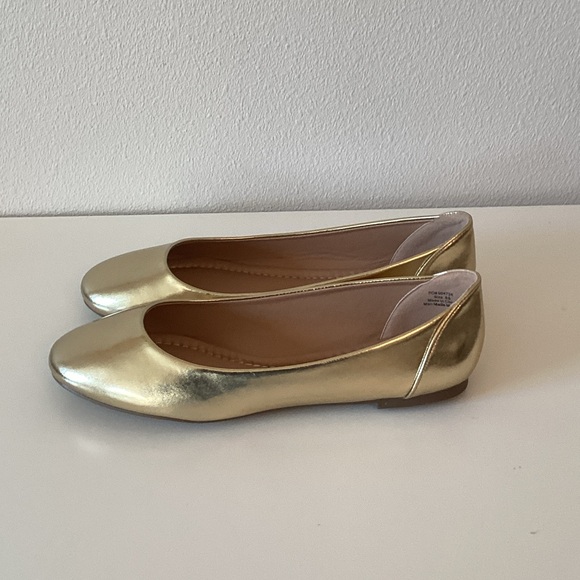New WB Journee Collection Elegant Gold Women's Flats - Picture 2 of 5